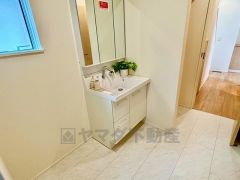 三面鏡つき洗面台。収納も一体型になっているので、ドライヤーやヘアアイロンの置き場に困りませんね。