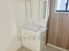 洗面台、洗濯機置き場、バスルームが連なっている、生活導線の考えられた作りになっています。 窓付きなので換気もしっかりできます＾＾