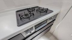 3種類の料理が同時に調理できる、3口ガスコンロ。忙しい夕食の支度時間が短縮できて効率よくお料理が楽しめます。