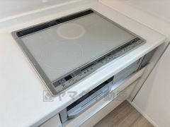 お手入れのしやすいIHクッキングヒーターです。3口コンロなので、効率よくお料理が楽しめます。毎日のお料理も楽しくなりますね＾＾