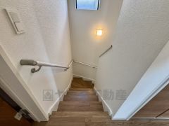 日中でも暗くなりがちな階段には、小窓を配置し採光も考えられたつくり＾＾手摺付きなので安全に上り下りできますね＾＾