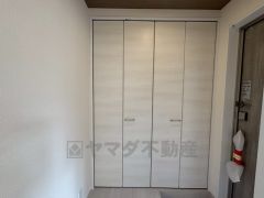 採光の良い明るい玄関です。