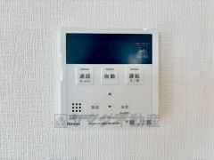 キッチン横からお湯張り、追い炊き、足し湯がボタン一つで楽々操作できる給湯機リモコンです＾＾忙しい夕飯の準備の時間帯に重宝しますね。
