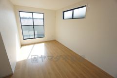 主寝室としてお使いいただけそうなこちらのお部屋は、日当たりが良く、爽やかな風を感じて起きる朝は、快適生活の始まりに。