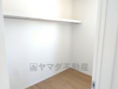 2階廊下に居室から独立したファミリークローク付き。大きめのスーツケースなどもすっきりと収納できます＾＾