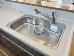 大きなお鍋も楽々洗える幅の広いシンクです＾＾ステンレスシンクなので簡単にお掃除できますよ。洗剤やスポンジもすっきりできる収納付き。