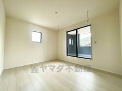 バルコニーに面していて日当たりがよく、寝室としての利用もおすすめです＾＾家具を選ばないナチュラルなフローリングとシンプルなクロスです＾＾