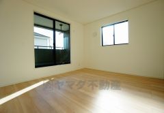同仕様写真。寛ぎの時間を紡ぎだす主寝室は、大型ベッドを置いても余裕の広さを確保しています。