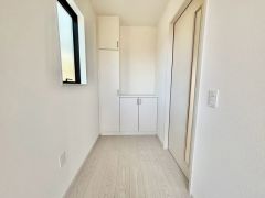 明るくすっきりとした玄関ホール。 収納も充実しており、散らかりやすい玄関まわりもきれいに保てます＾＾