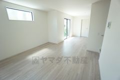 大きな掃き出し窓のあるリビングは、陽光あふれる明るい空間です。ゆったりと寛げる憩いの場となりそうです。
