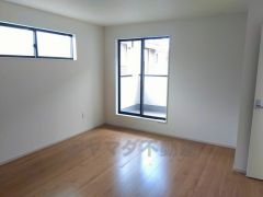 木目調のシンプルデザインで落ち着きと安らぎの空間に仕上げています。各部屋に収納が完備されているので、お荷物が増えても安心の設計です。