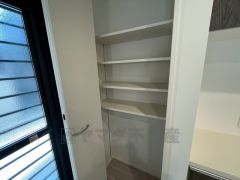 まとめ買いしてもこの収納量なら心配要らずのパントリー。調理家電や食品のストックをすっきりまとめられ、キッチン周りを広々使えます。