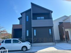 カースペースは2台分確保＾＾ご夫婦で1台ずつ所持されているご家庭も、来客時も安心ですね。縦列でない形状なので車の出し入れも簡単です＾＾