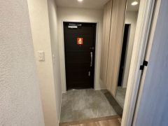 たっぷり収納できるシューズボックスが付いた玄関です。姿見ミラーつきなので、靴を履いた状態で全身をチェックできますね＾＾