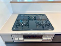 3種類の料理が同時に調理できる、3口ガスコンロ。忙しい夕食の支度時間が短縮できて効率よくお料理が楽しめます。