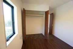 ナチュラル色のフローリングで開放的な優しい雰囲気になっています＾＾