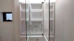 三面鏡裏収納付き洗面化粧台です＾＾ 歯磨きセットやスキンケア用品などの収納に便利ですね。