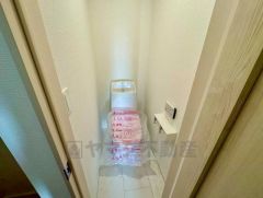 ウォシュレット付きトイレです。1階2階の2ヶ所にトイレがあるので、忙しい朝にもゆとりができますね＾＾