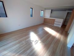 キッチンカウンター裏にちょっとした飾り棚とアクセントクロスでおしゃれなリビング空間を演出＾＾