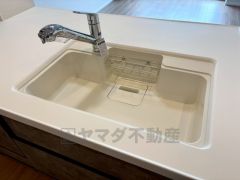 大きなお鍋も楽々洗える幅の広いシンクです＾＾ステンレスシンクなので簡単にお掃除できますよ。洗剤やスポンジもすっきりできる収納付き。