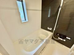 1日の疲れを癒すくつろぎのバスルーム。足を伸ばしてもゆったりと入れるサイズです。お子様と一緒にお風呂に入っても狭くないですね＾＾