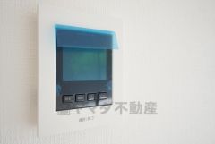 防犯性もばっちり、TVモニター付きインターホン完備。大きなモニターで玄関先を確認できます。録画機能が付いているので不在時の訪問者も確認できて安心です＾＾