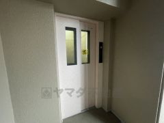 エレベーター完備。重たい荷物を持っていても楽に上り下りできますね。週末にまとめ買いしても安心です。