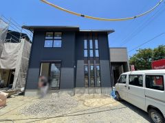 駐車スペース並列で3台分（車種による）あります。