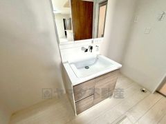 洗面台、洗濯機置き場、バスルームが連なっている、生活導線の考えられた作りになっています。