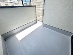 幅広のインナーバルコニーは多少の雨でも洗濯物を守ってくれ、家事を助けてくれること間違いなし。眩しすぎる日差しも和らげます。