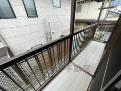 陽当たりの良いバルコニー。十分な広さがあるので一度にたくさんの洗濯物を干すことができますね。