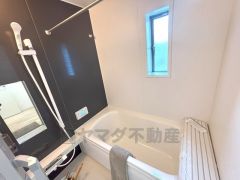 1日の疲れを癒すくつろぎのバスルーム。足を伸ばしてもゆったりと入れるサイズです。お子様と一緒にお風呂に入っても狭くないですね＾＾