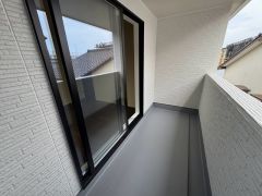 陽当たりの良いインナーバルコニーです。お洗濯やお布団干しはもちろん、日光浴スペースにも。足元は防水工事施工済です。