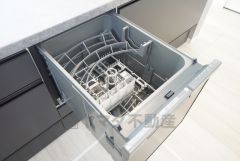炊事時間を大幅に短縮できる食器洗浄乾燥機付き＾＾食器を洗う手間が減るので家族とのコミュニケーションの時間や自分の時間が増えますね。