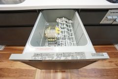 炊事時間を大幅に短縮できる食器洗浄乾燥機付き＾＾食器を洗う手間が減るので家族とのコミュニケーションの時間や自分の時間が増えますね。