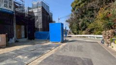 東側約4.5m公道（法42条1項1号道路）、北西側約3.6m公道（法43条2項2号道路）、北東側約3.9m公道（法43条2項2号道路）