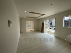大きな窓のあるリビングは陽光あふれる明るい空間です。居心地良く、ご家族皆がゆったり寛げる憩いの空間となりそうです。
