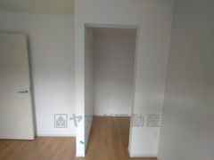 収納力豊富なウォークインクローゼット。洋服や小物などを1箇所にまとめて美しい収納を実現します。