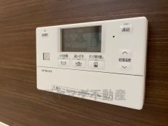湯量・湯温の設定、そして保温までワンタッチのフルオートバス。便利な追い炊き機能付きです。