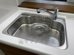 キッチンシンクは洗剤やスポンジを収納出来るラック付き。広さも確保しているので、大きなお鍋も洗いやすいですね。