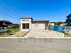 3台まで並列駐車できるので、急な来客時やお子様が成人して車を所有するようになっても安心です。お友達をたくさん呼べますね＾＾