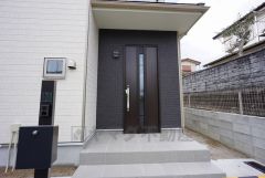 玄関扉が奥まって設置されているので、雨にも濡れにくくなっています。