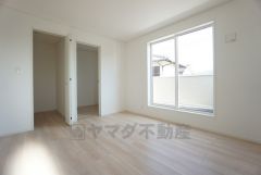 バルコニーに面した洋室です。大きな窓からやわらかな陽が差し込む明るいお部屋です。寝室としてもおすすめです。