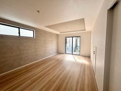 大きな掃き出し窓のあるリビングは、陽光あふれる明るい空間です。ゆったりと寛げる憩いの場となりそうです。