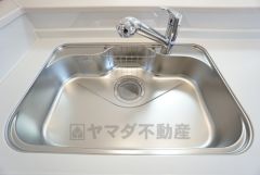キッチンシンクは洗剤やスポンジを収納出来るラック付き。広さも確保しているので、大きなお鍋も洗いやすいですね。