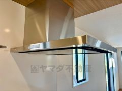 最新の設備で気持ちの良い新生活を送りませんか。コンロ上には換気扇完備＾＾すぐ横に小窓が設けられているので、換気扇と合わせてWで換気できます＾＾