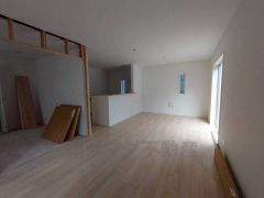 キッチンに向き合う形で大きな窓があります。たくさんの光や風を取り込むことができ快適な生活が過ごせそうです。