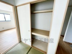 和室には押入れが付いています。来客用のお布団や、季節物の家電などの収納にも困りませんね＾＾