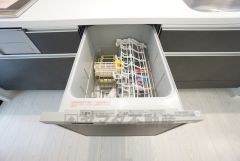 炊事時間を大幅に短縮できる食器洗浄乾燥機付き＾＾食器を洗う手間が減るので家族とのコミュニケーションの時間や自分の時間が増えますね。