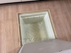 キッチンには床下収納を設けています。生活スペースを減らさず、キッチン用品や非常食など様々なものを収納できます。